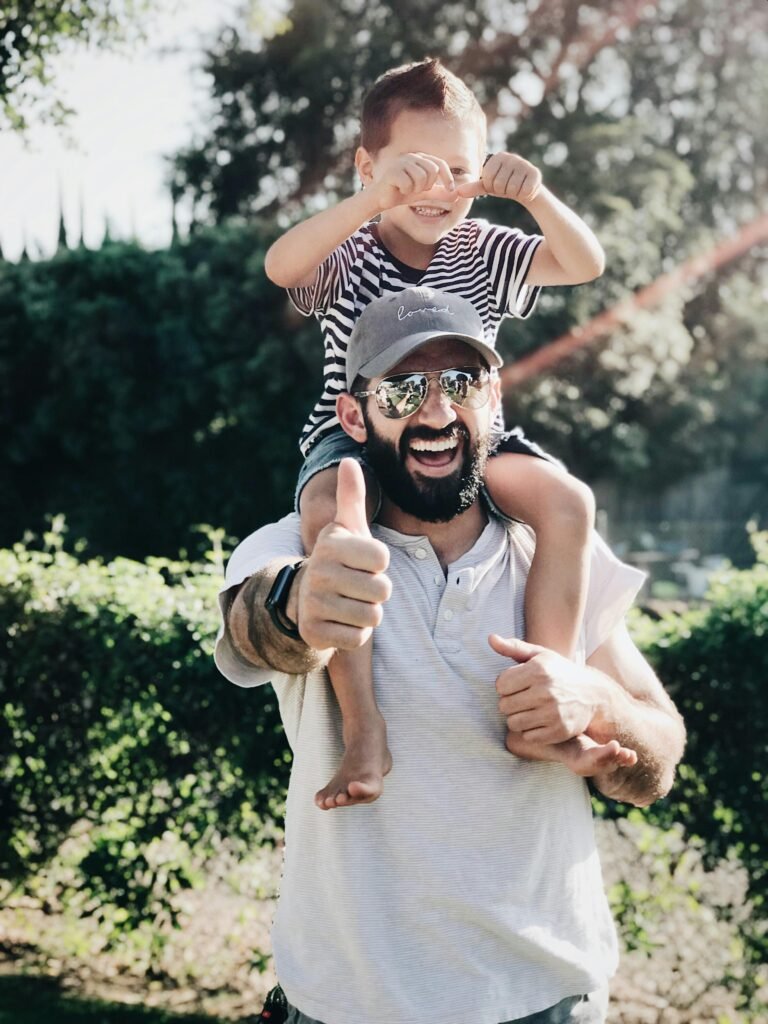 Foto de hombre con niño a hombros